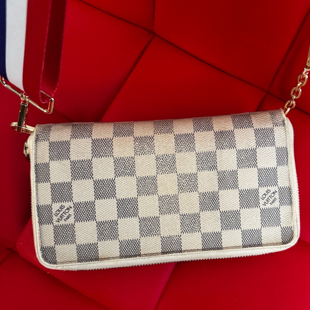 Louis Vuitton
Damier Azur zip large organizer converted
Crossbody pre-loved - Picture 4 of 17